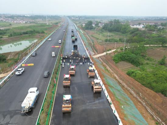 【中国新闻网】和襄高速项目全线首个上面层沥青试验段摊铺完成