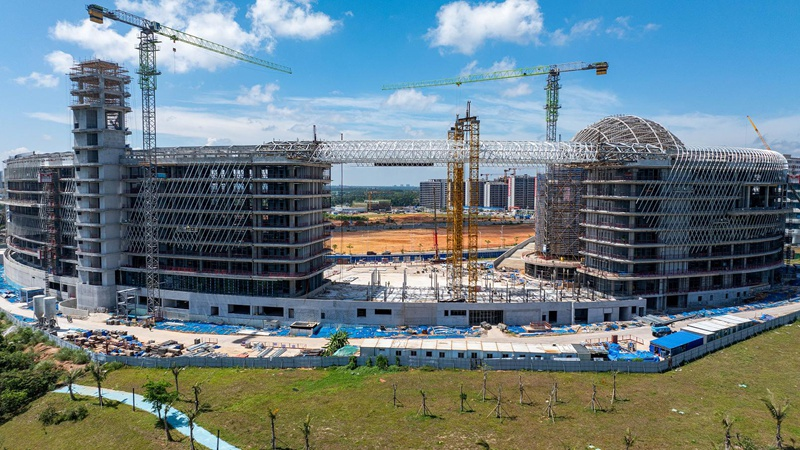 【人民网】文昌国际航天城航天科创基地项目完成钢结构桁架提升安装