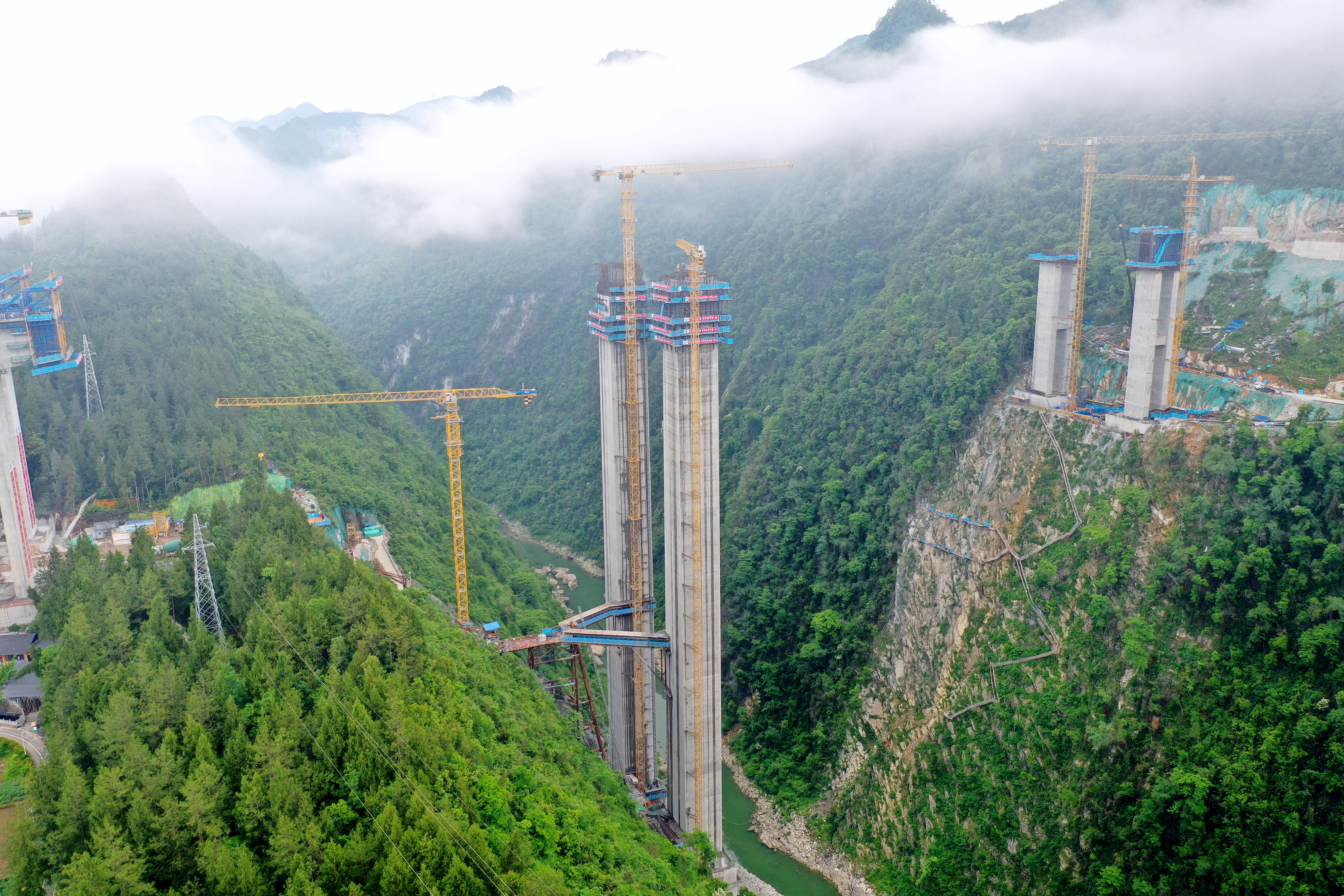 湖北利咸高速大河特大桥23号主墩右幅顺利封顶