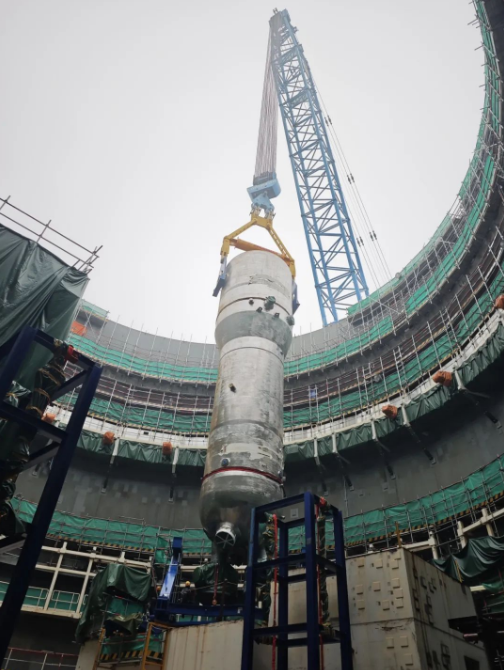 三门核电4号机组核岛第二台蒸汽发生器吊装就位