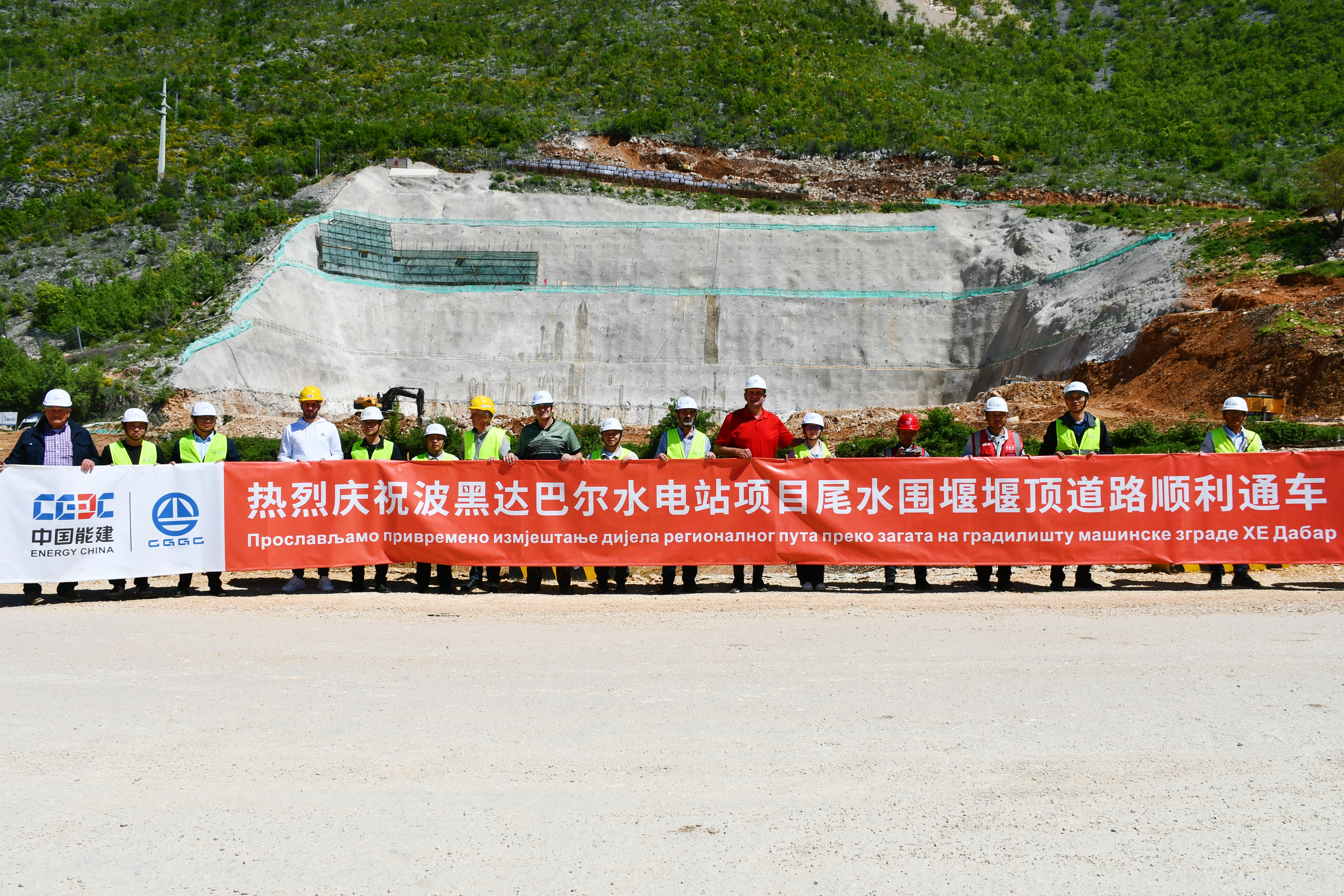 波黑达巴尔水电站尾水围堰堰顶道路通车
