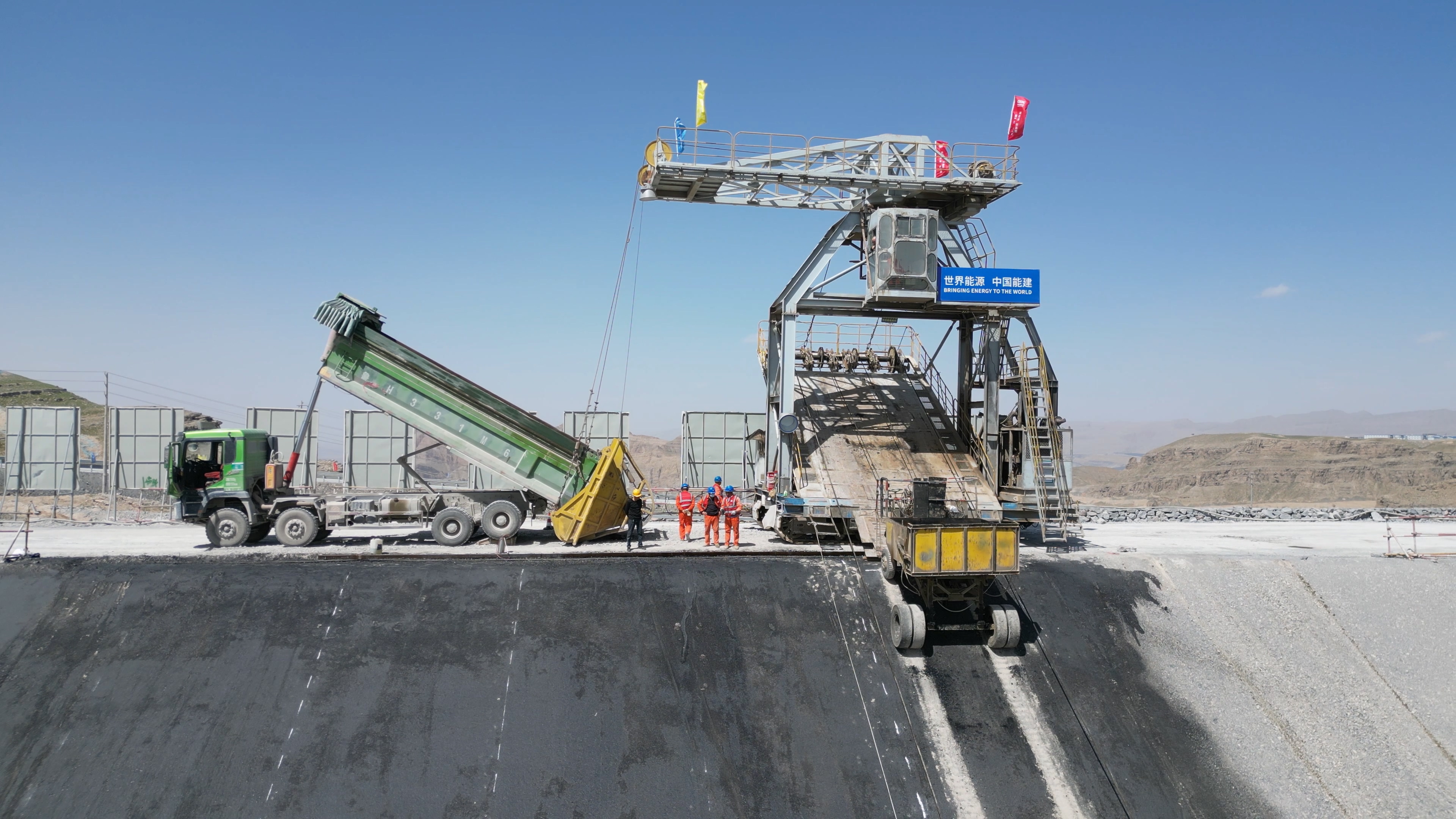 乌海抽水蓄能电站上水库库内斜坡沥青摊铺生产性试验启动