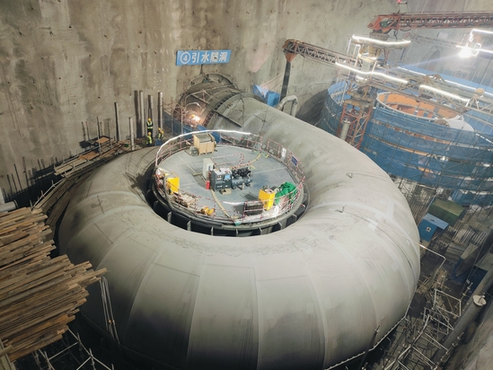 拉哇水电站首台机组座环蜗壳安装完成
