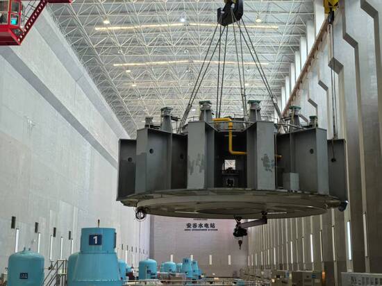安谷水电站2号机组A级检修下机架吊装成功