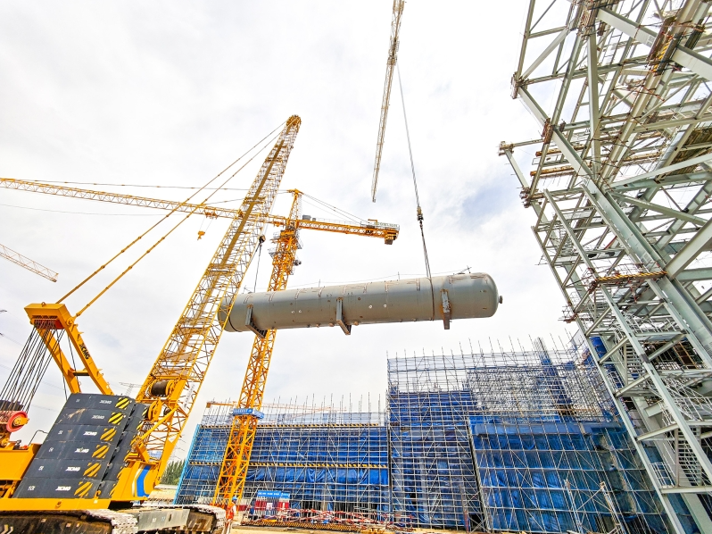 同热三期2×100万千瓦煤电工程1号机组除氧器吊装就位