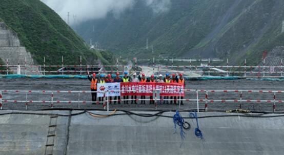 金川水电站面板堆石坝工程主体结构浇筑提前11天完成