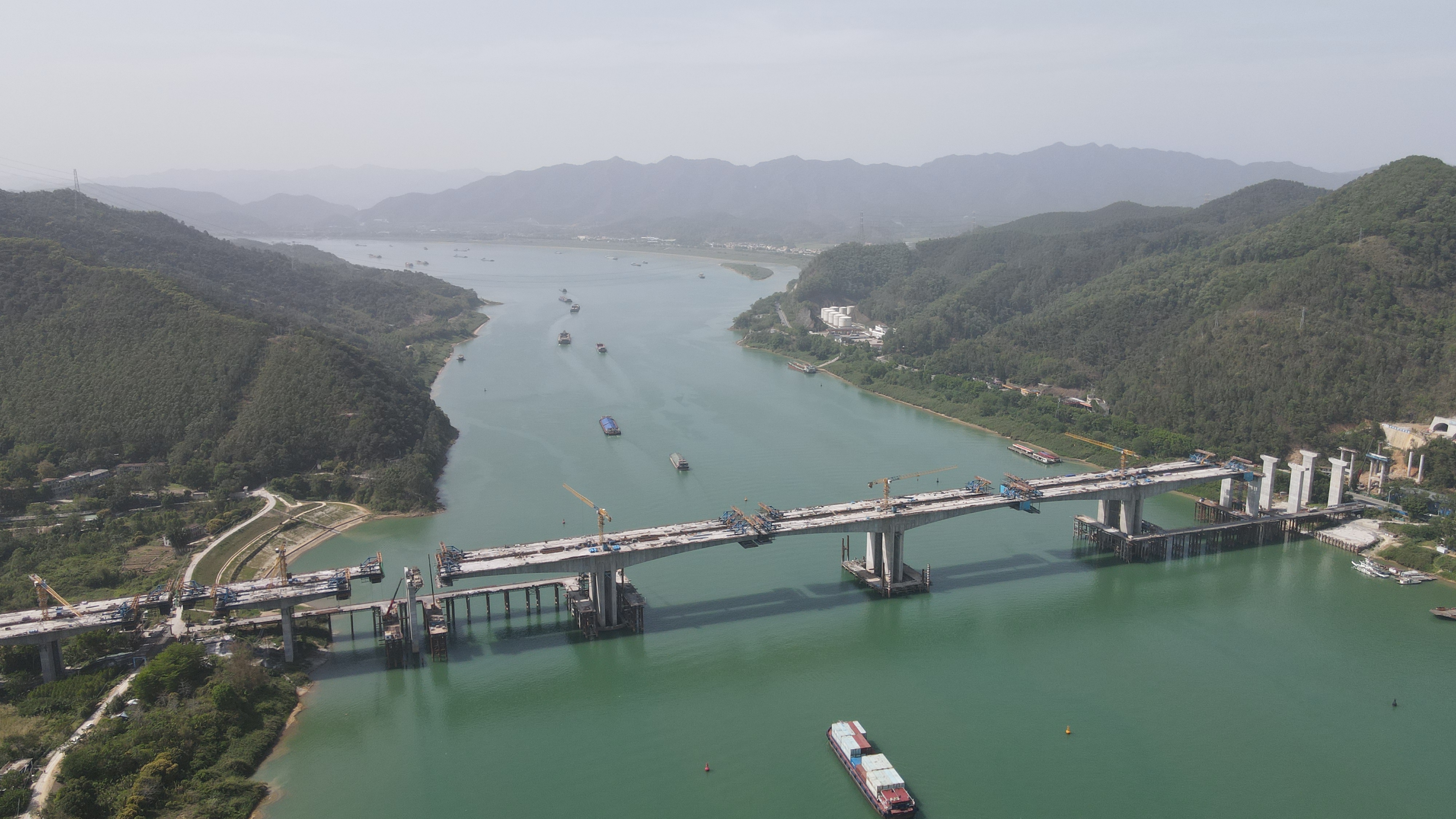 肇明高速杨梅西江特大桥合龙