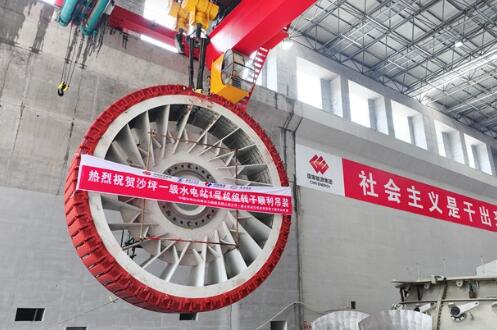 国内首次实现同一流域相邻两电站同期相继完成首台机组转子吊装