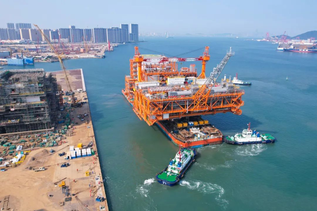 我国渤海最大海上油气平台完工起运