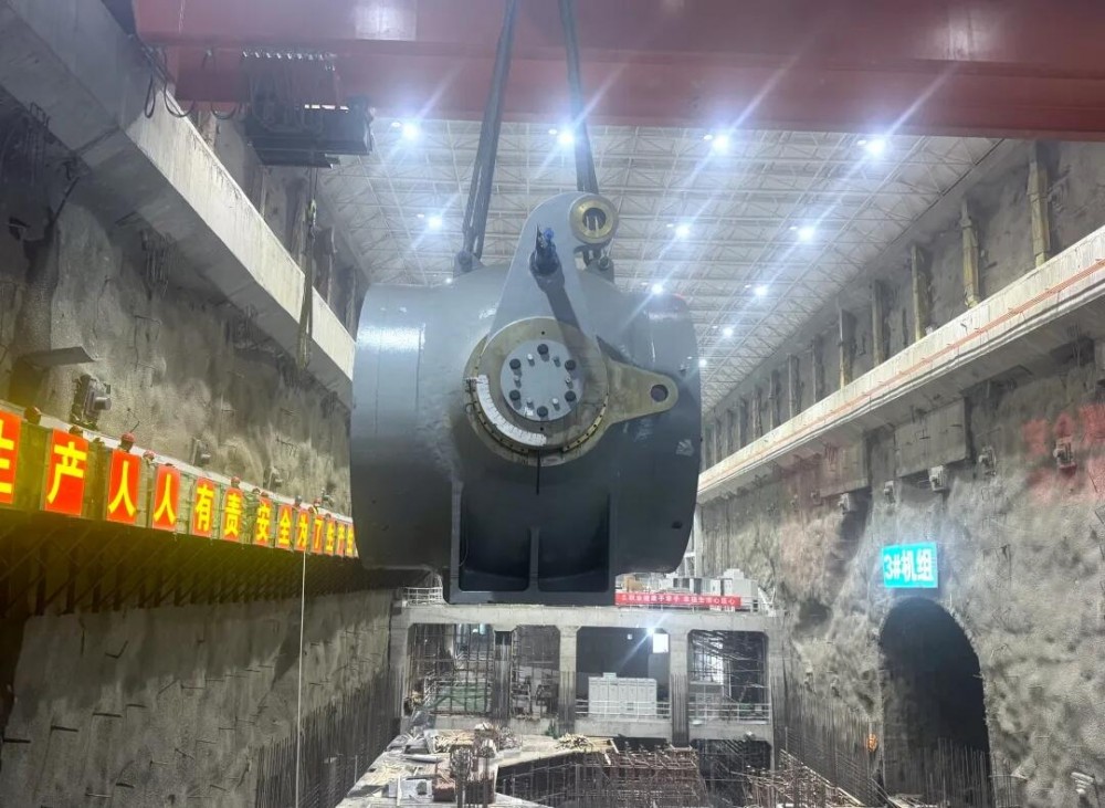 河北易县抽水蓄能电站2号机组进水球阀吊装就位