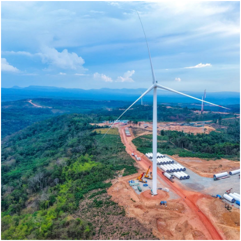 老挝沙湾一号一期300兆瓦陆上风电项目首台风机吊装完成