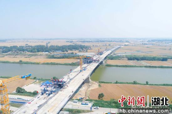 【中国新闻网】济商高速东鱼河特大桥左幅全面贯通