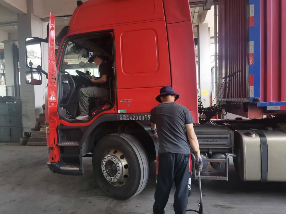 云南省玉溪市峨山县开展柴油货车及非道路移动机械尾气抽检抽测联合执法