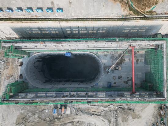 湖北大悟抽水蓄能电站项目半地下厂房竖井顺利贯通