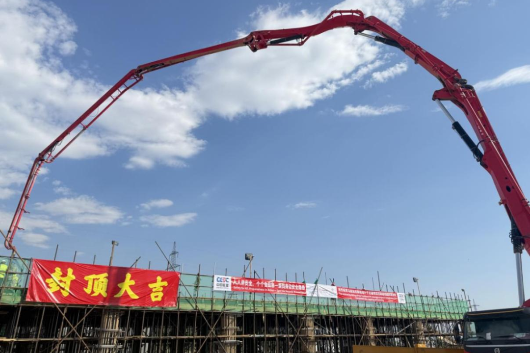 500MWh储能！乌兹塔什干光储项目储能站控制楼结构封顶浇筑完工