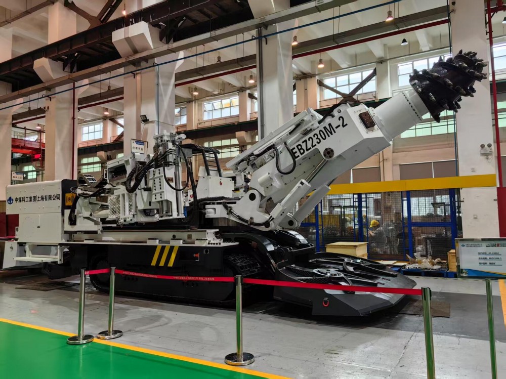 全国首套悬臂式智能化掘锚机器人成功应用