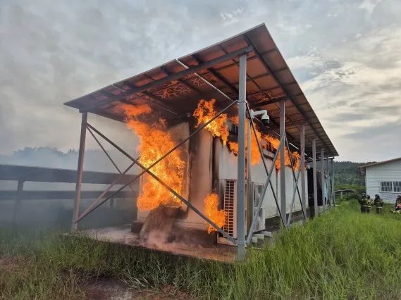突发！又一储能系统发生火灾，近11小时后扑灭