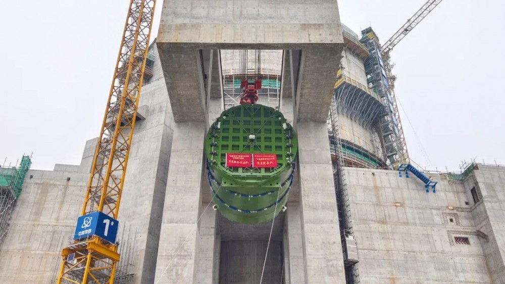 田湾核电7号机组设备闸门顺利吊装就位
