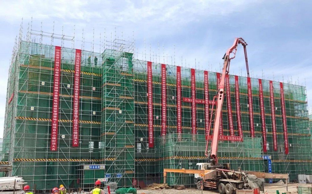 甘肃张掖抽水蓄能电站建设管理营地首栋建筑物顺利封顶