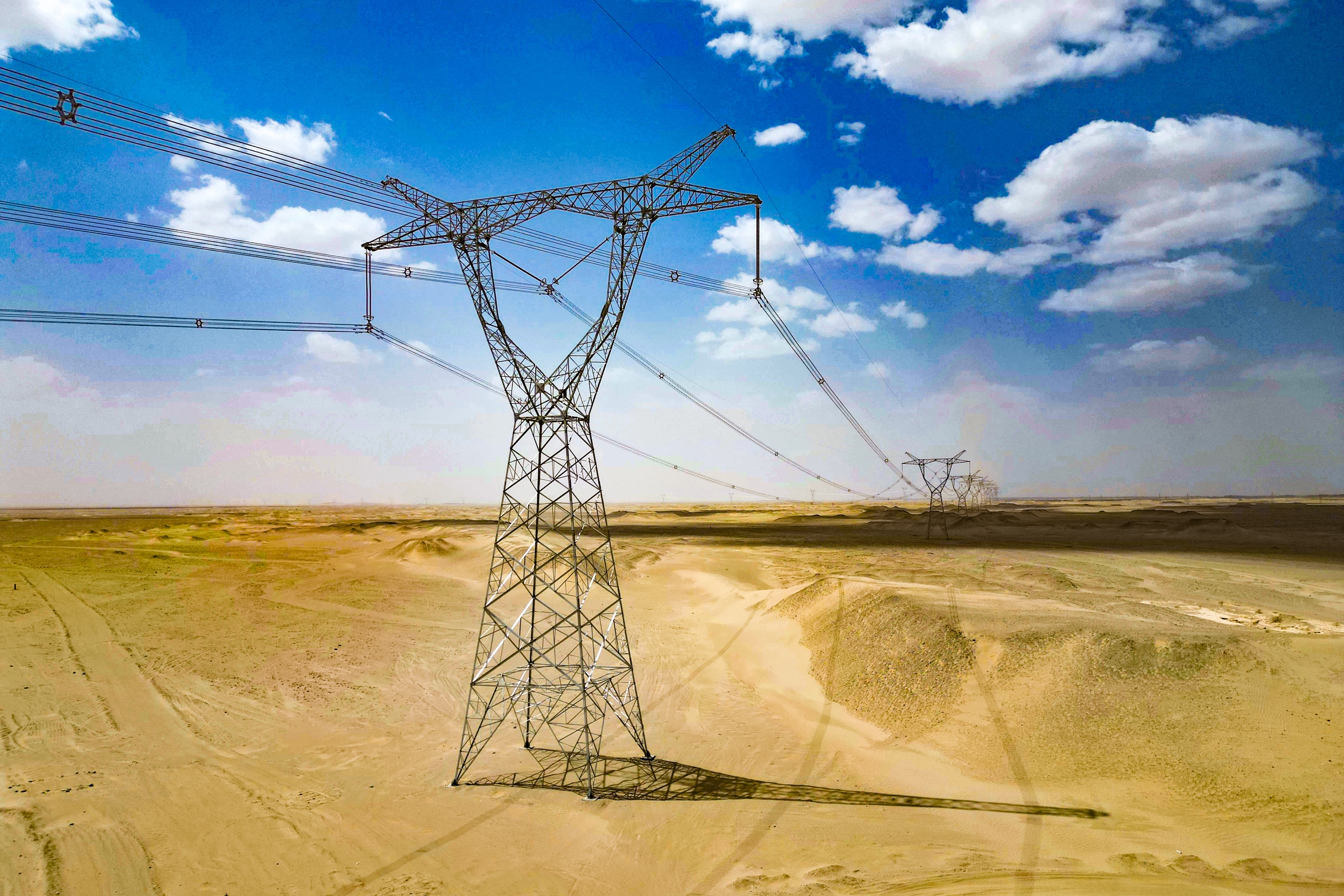 新疆且末—若羌750千伏线路工程Ⅲ标段全线贯通