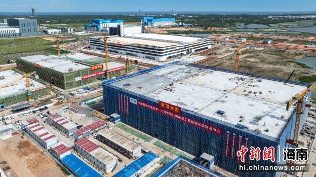 【中国新闻网客户端】文昌国际航天城两大项目主体结构同步封顶