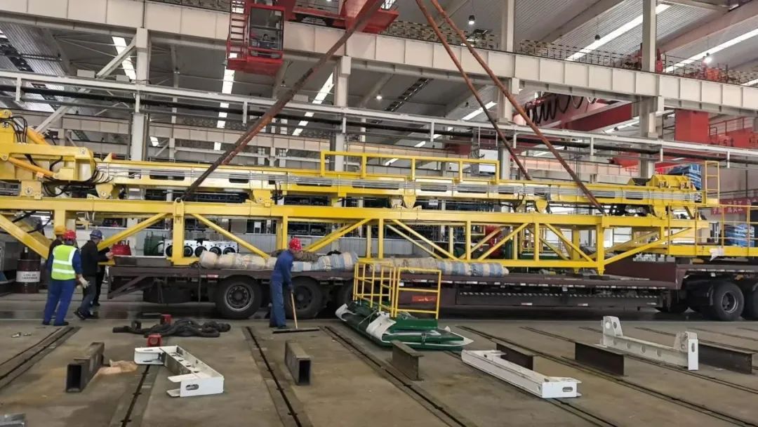 兰石装备公司承制的惠州25-8项目自动化猫道机成功交付