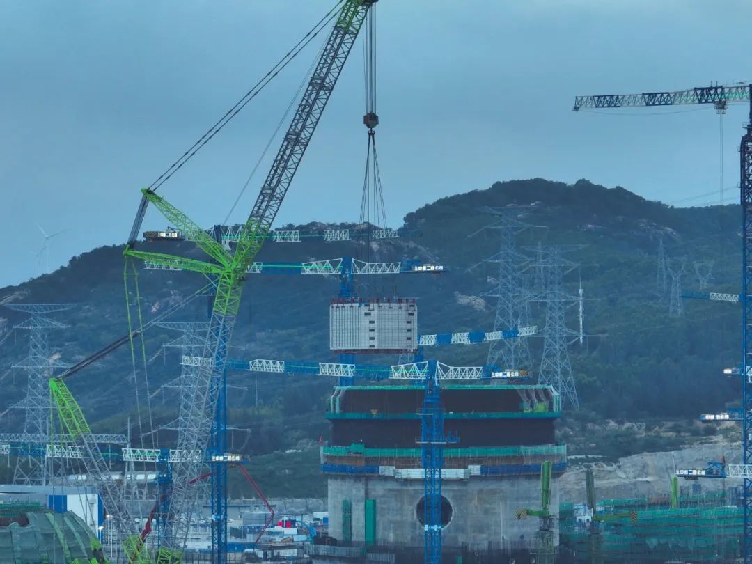 漳州核电3号机组非能动堆腔注水箱模块二吊装成功