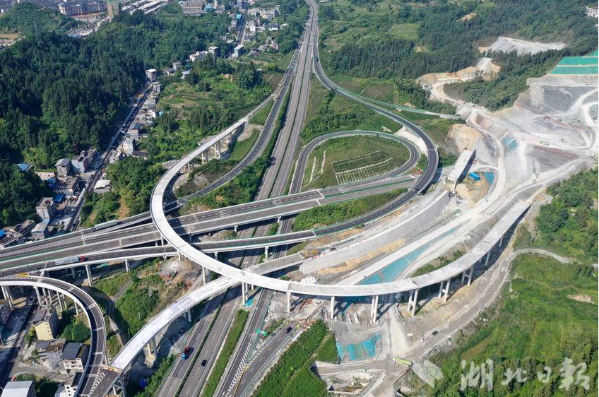【湖北日报】湖北利咸高速小模枢纽互通桥面铺装全部完成