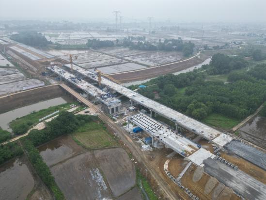 【中国新闻网】和襄高速项目朱曹沟大桥顺利实现合龙