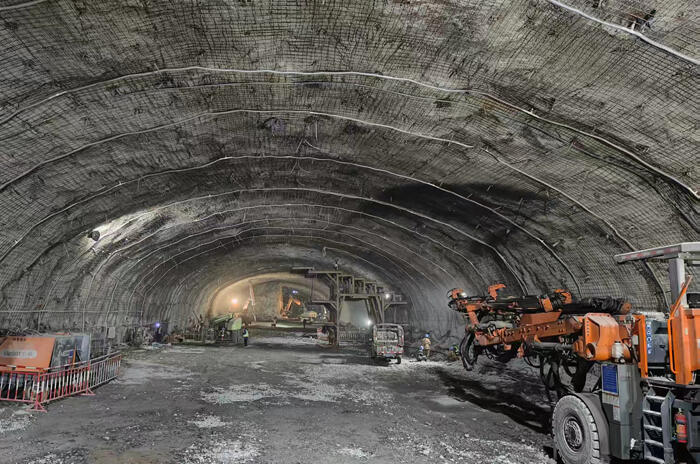 青海格尔木南山口抽水蓄能电站主变洞顶拱层贯通