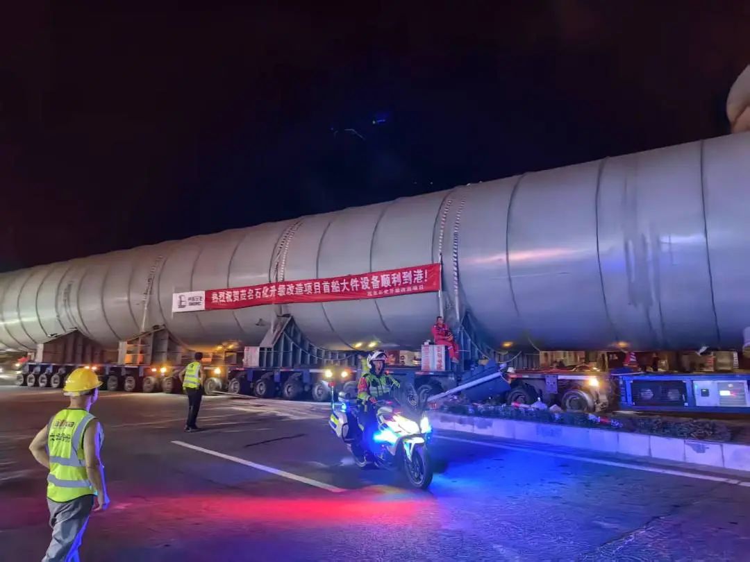 石化起运公司茂名石化炼油转型升级及乙烯提质改造项目首件海运大型设备成功运输就位