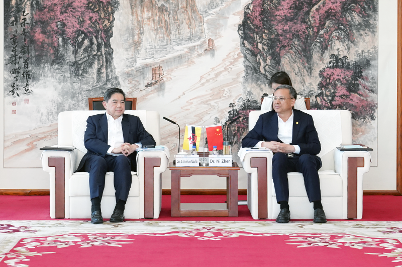 倪真与文莱首相府部长刘光明会谈