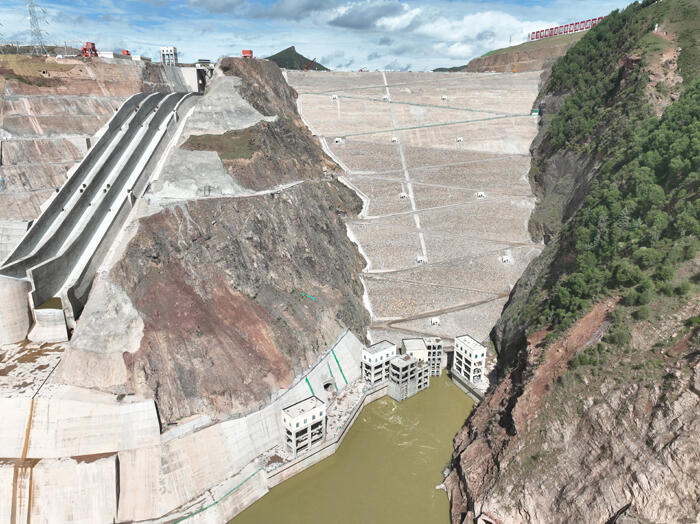 水电三局承建的玛尔挡水电站尾水平台边坡支护施工完成