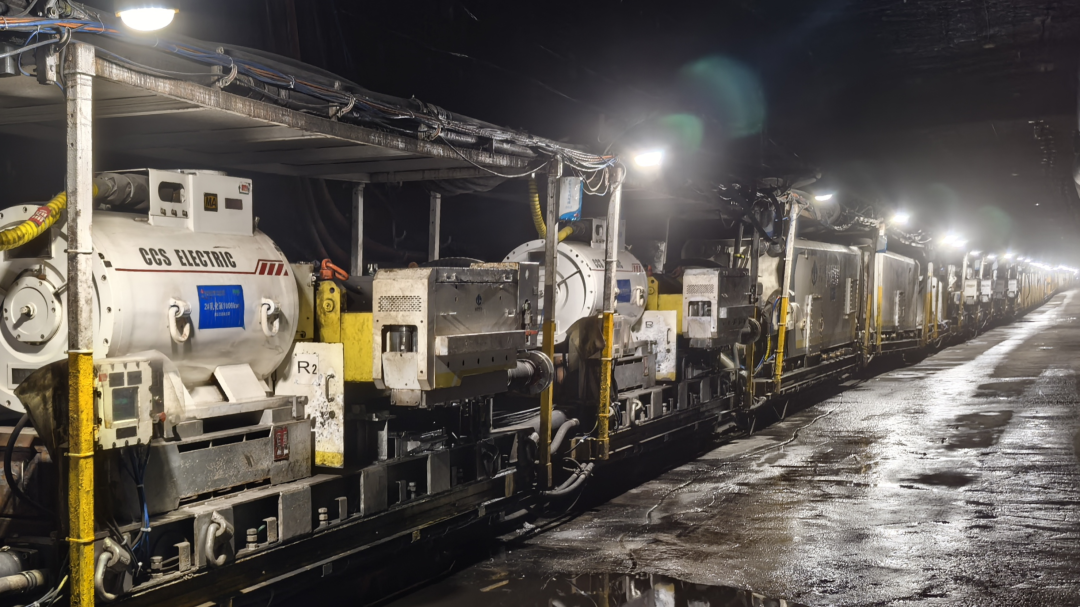 破局！中国煤科天玛智控1250L/min乳化液泵支撑世界首个10米超大采高智能综采工作面成功贯通