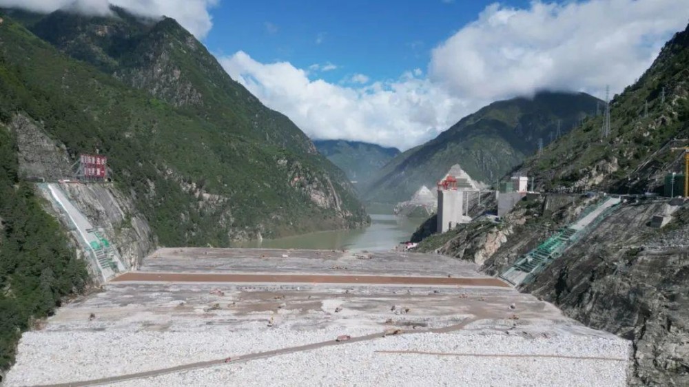 国家能源集团大渡河双江口水电站大坝填筑方量突破3500万方