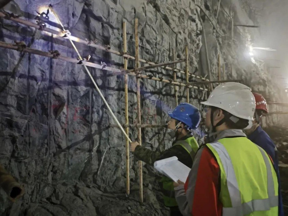 青海格尔木南山口抽水蓄能电站工程岩壁吊车梁开挖完成