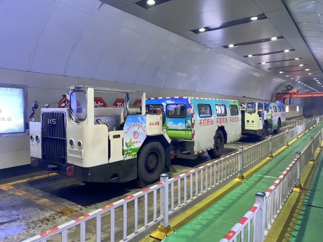 山煤国际经坊煤业南翼采区辅助运输实现“无轨化”