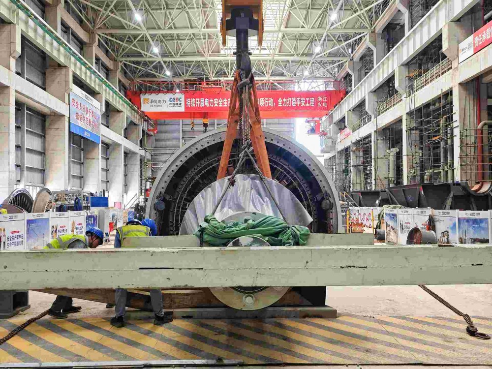 中国能建浙江火电承建的华润电力温州电厂二期项目4号机发电机转子穿装完成