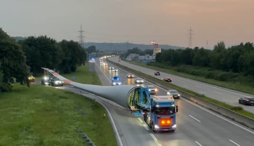 风电丨高速公路“惊现”风电叶片，这么长如何运输？