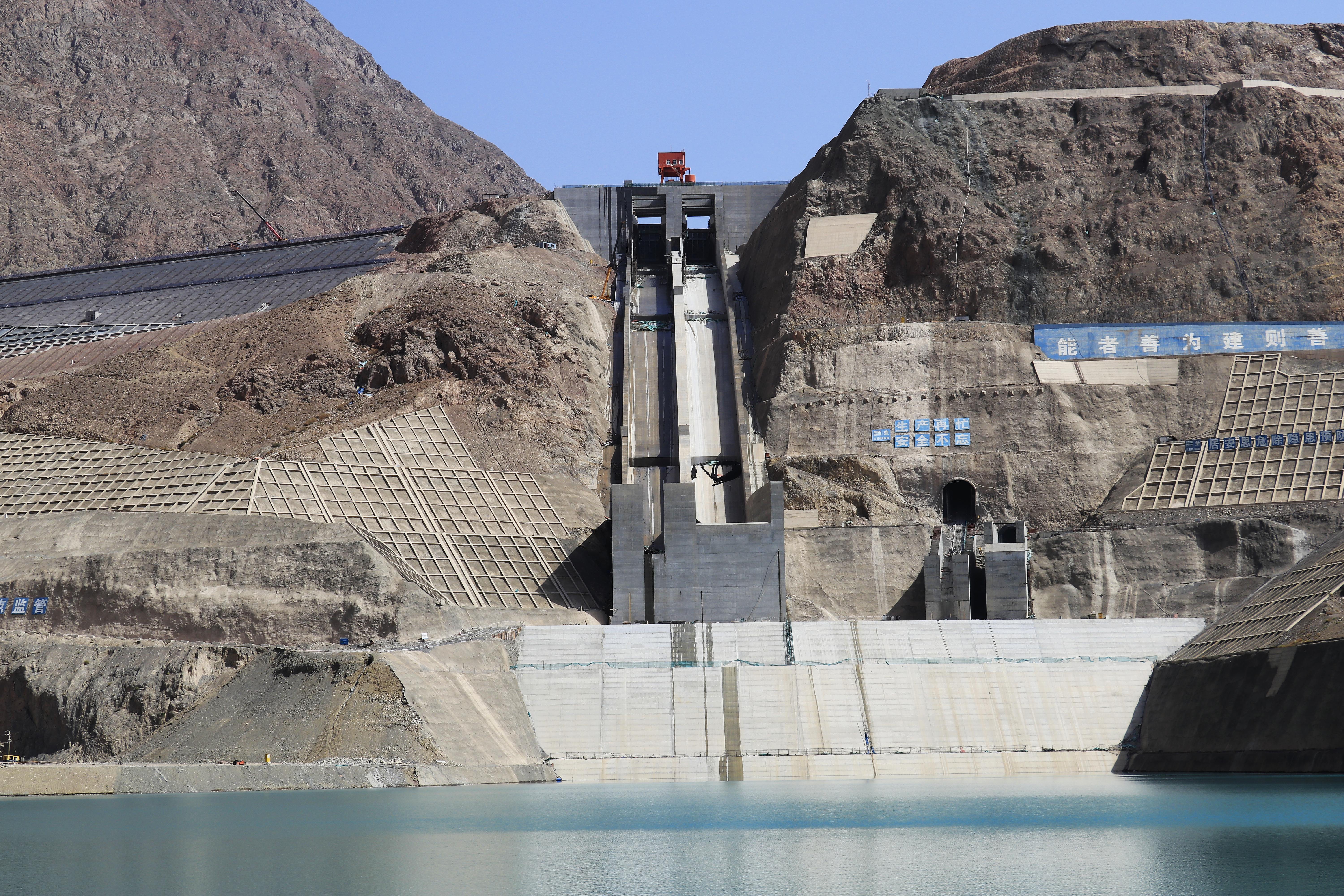 新疆大石峡水利枢纽项目完成溢洪道全线结构混凝土施工