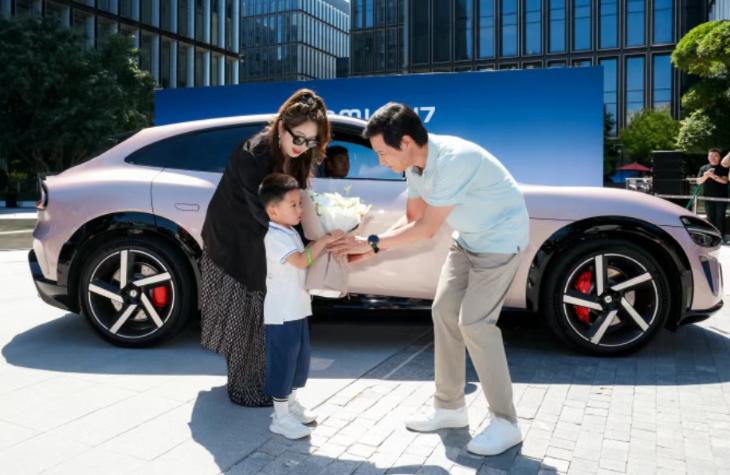 小米YU7今日正式交付，雷军现身为车主开车门