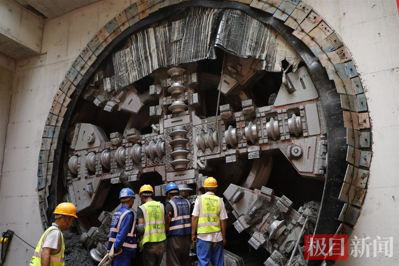 【极目新闻】武汉地铁11号线四期首个区间隧道贯通，长约1公里