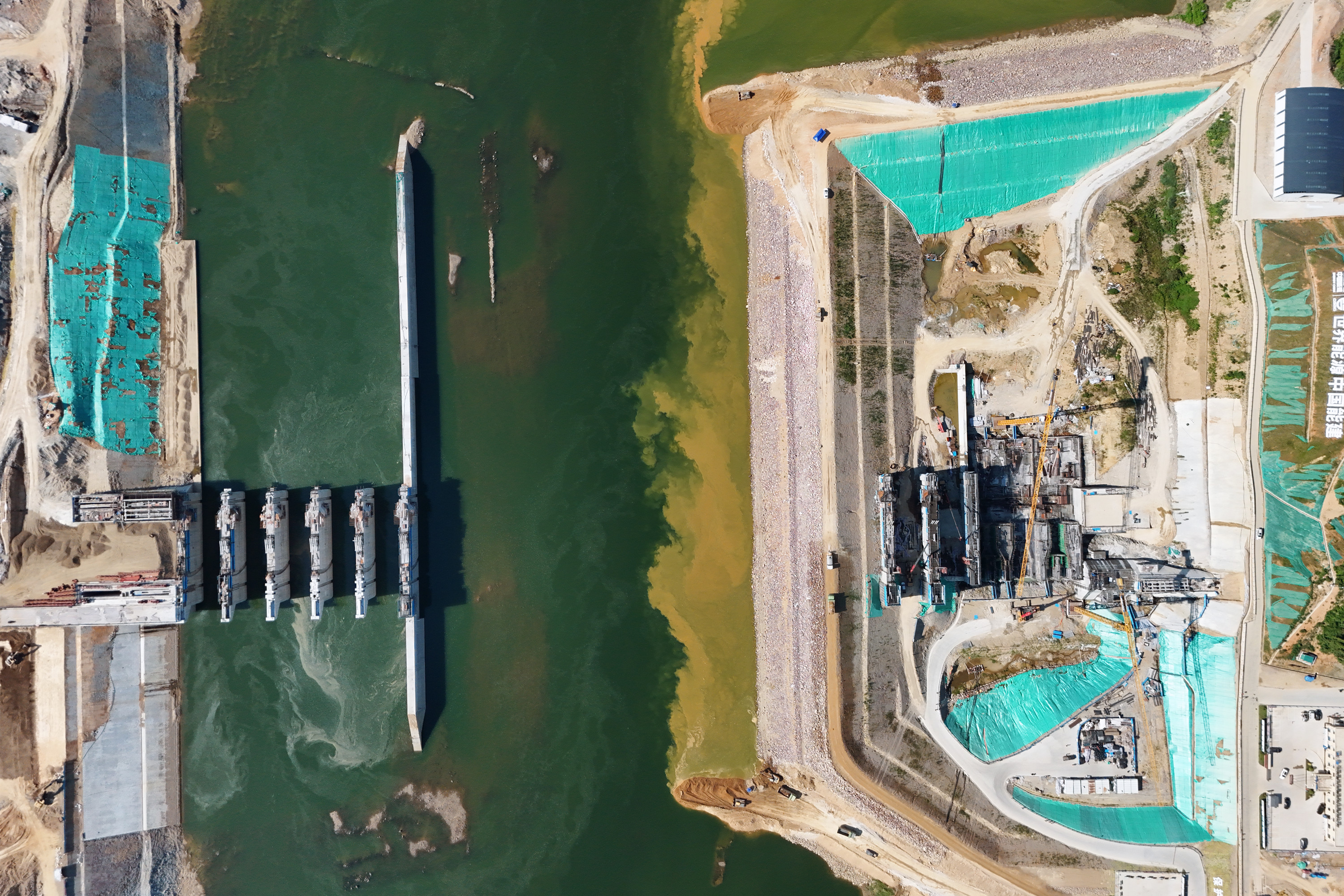 乐平水利枢纽工程二期围堰开始填筑