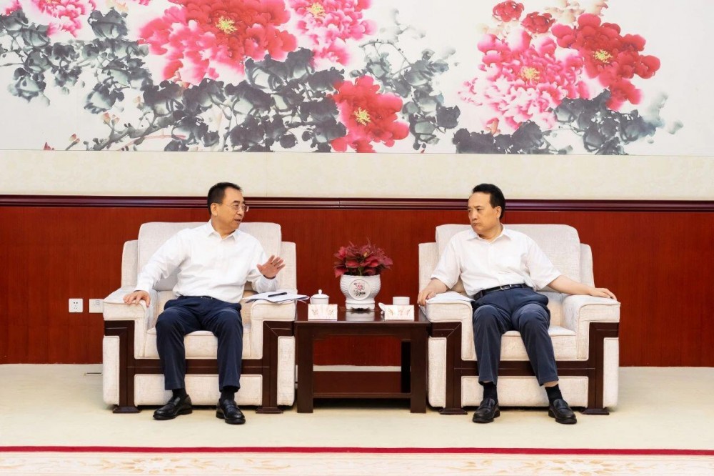 国家能源集团党组书记、董事长邹磊与国铁集团党组书记、董事长郭竹学举行会谈