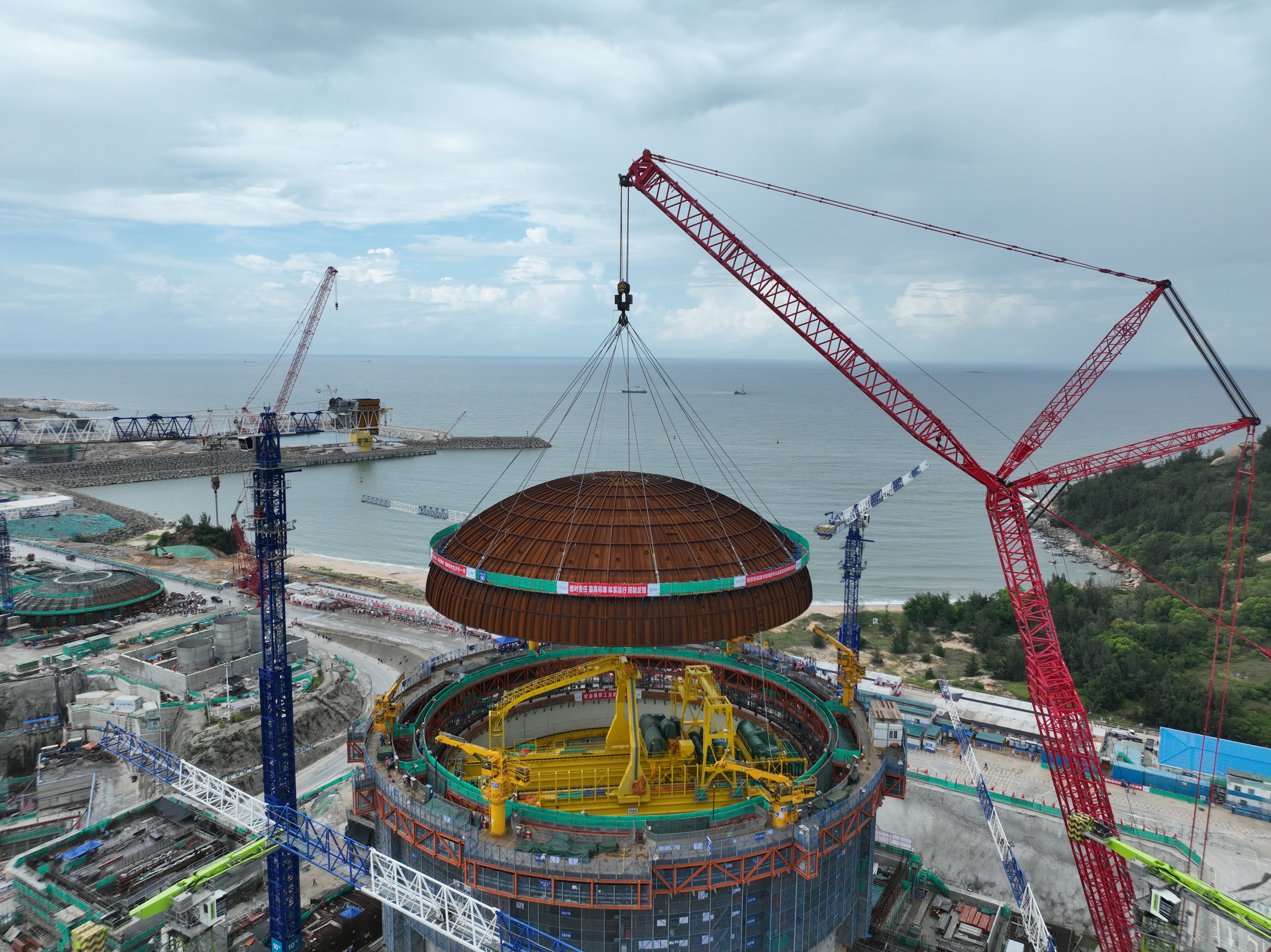 中广核广东陆丰核电6号机组完成穹顶吊装