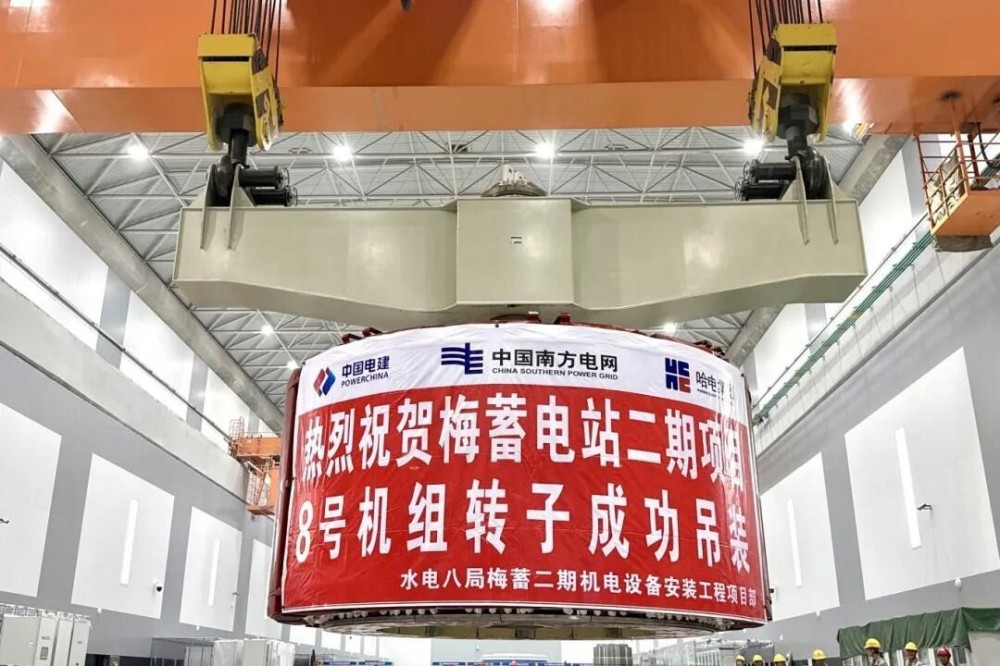 广东梅州抽水蓄能电站二期8号机组转子吊装完成