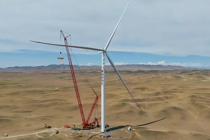 国家电投额敏玛依塔斯50万千瓦风电项目首台风机吊装完成