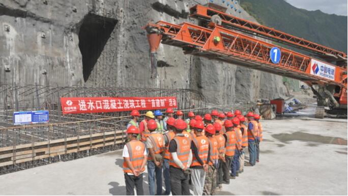 卡拉水电站进水塔底板首仓混凝土顺利浇筑