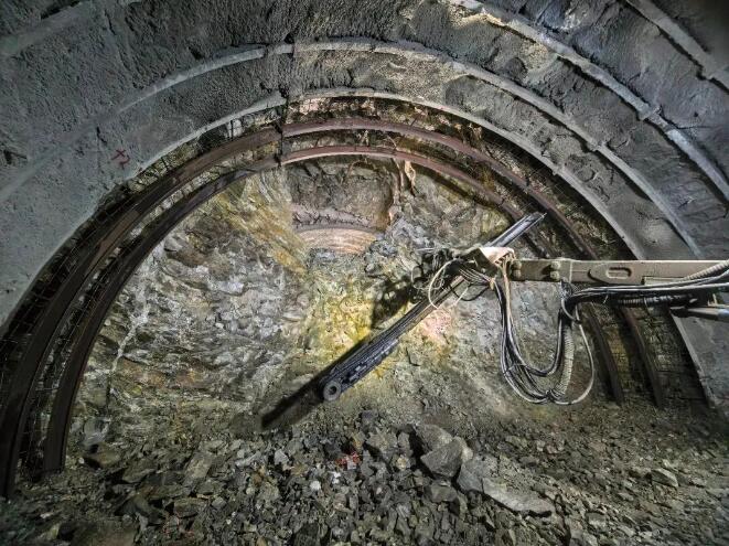 布尔津抽水蓄能电站上下库连接路1号隧道顺利贯通