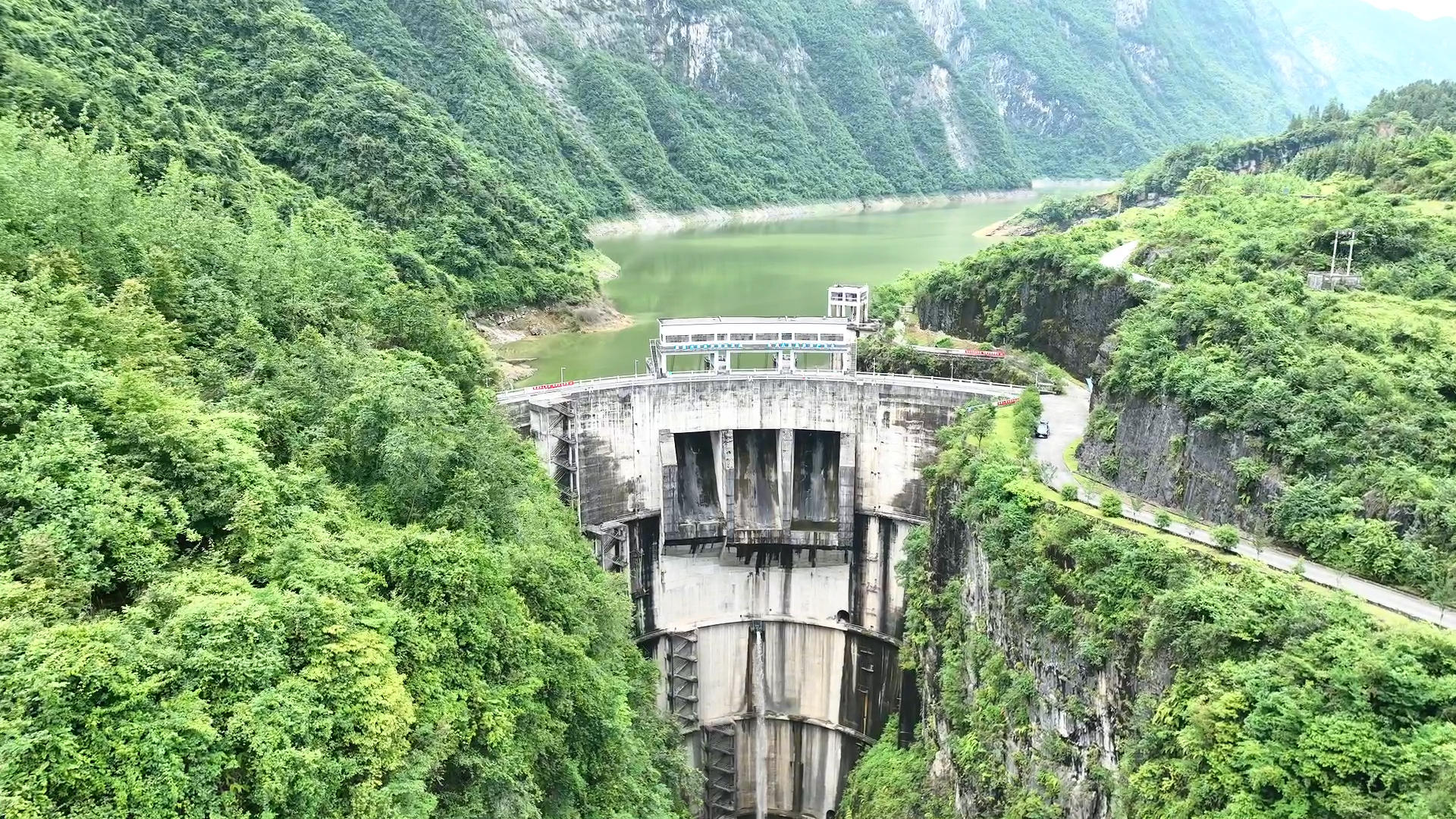 云龙河三级水电站：迎“峰”战“烤” 倾力守护万家灯火